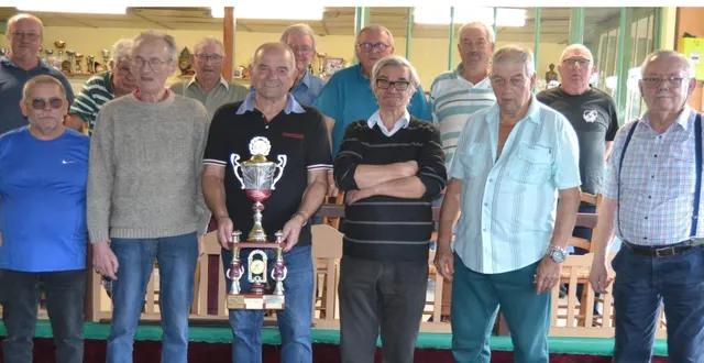 photo  vainqueurs (à gauche) et finalistes à l’issue de la finale.  &copy;  le maine libre 