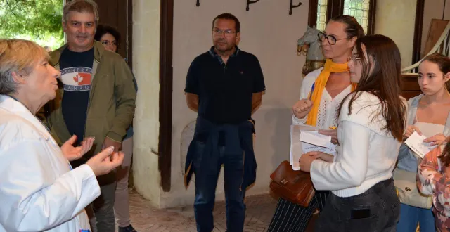 photo  dans les écuries, la vétérinaire répond aux questions des enquêteurs.  &copy;  le maine libre 