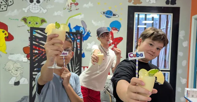 photo  à l’occasion des semaines « la mdh à l’heure cubaine », les jeunes de l’espace jeunesse ont réalisé des cocktails sans alcool cubains.  &copy;  ouest-france 