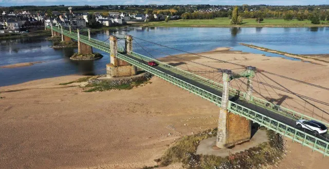 photo  montjean-sur-loire, 26 octobre 2021. d’importants travaux de sécurisation vont paralyser le pont de montjean-sur-loire (maine-et-loire) du 29 septembre au 31 octobre pour renforcer la sécurité des cyclistes.  &copy;  archives co – marie delage 