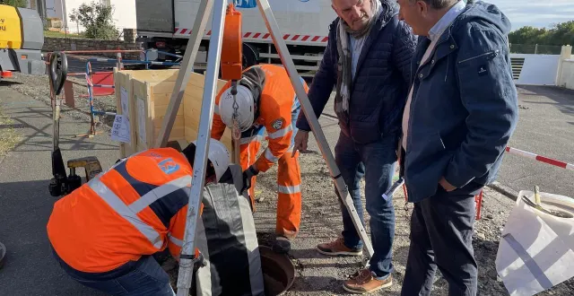 photo  solesmes, mardi 23 septembre 2025.
                   pierre paterne, élu du pays sabolien en charge de l’environnement et pascal lelièvre, maire de solesmes, assistent à la pose d’une gaine de chemisage au clos de la butte.  &copy;  le maine libre 