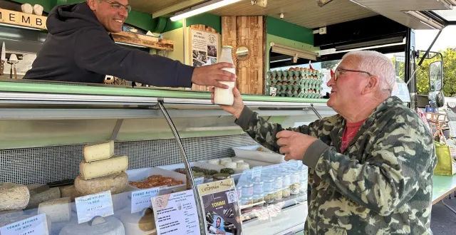 photo  dans son camion, miguel bruneau garde le sourire. « il ne faut pas être négatif ». même si le constat est là : il enregistre une perte de chiffre d’affaires entre 20 et 30 %.  &copy;  le maine libre 