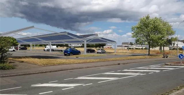 photo  l’installation d’ombrières équipées de panneaux photovoltaïques sur le parking du petit renard n’impactera pas le nombre actuel de places de stationnements.  &copy;  insertion paysagère trina solar (france) 