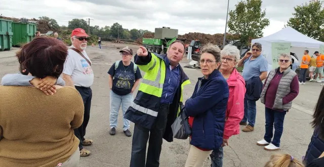 photo  le smirtom de la région de l’aigle (orne) a organisé une journée portes ouvertes pour détailler le fonctionnement de la déchetterie et pour sensibiliser les usagers au tri.  &copy;  ouest-france 
