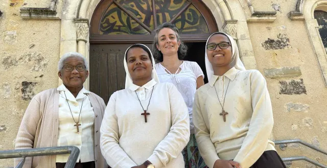photo  au premier plan, sœur bénédicte, sœur helan et sœur irène. derrière, marie jauffret. ces quatre femmes assurent depuis la rentrée la charge pastorale de la paroisse allonnes-arnage.  &copy;  ouest-france 
