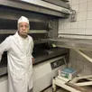 photo  ayed zaroui devant le fournil de la boulangerie aux délices de sargé. 