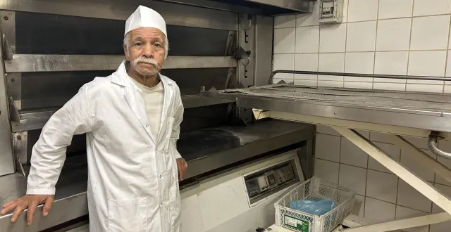 photo  ayed zaroui devant le fournil de la boulangerie aux délices de sargé.  &copy;  ouest-france 