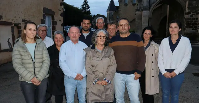 photo  marie-claude cheneau au centre, entourée de ses adjoints et conseillers municipaux.  &copy;  le maine libre 