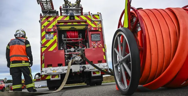 photo  les pompiers ont éteint le feu de chambre au moyen d’une lance.  &copy;  illustration le maine libre - denis lambert 