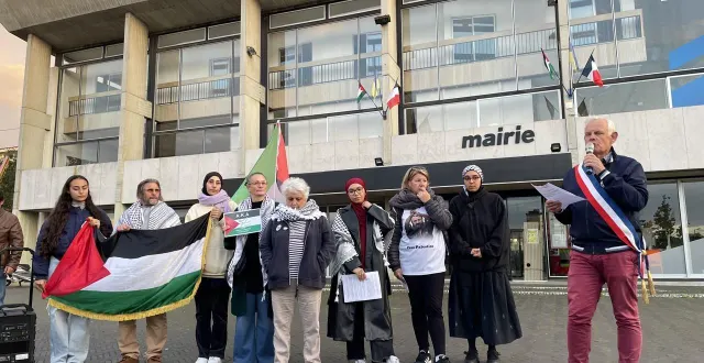 photo  lundi 22 septembre 2025, le drapeau palestinien a symboliquement flotté sur le fronton de l’hôtel de ville d’allonnes, en sarthe. un rassemblement a réuni une soixantaine de personnes dans la soirée.  &copy;  ouest-france 