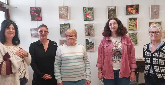 photo  devant l’exposition photos des adultes, de gauche à droite, christelle tribouillard directrice du centre socioculturel, lucie madaléna référente familles, annick vaugon qui a proposé des photos, manon beaugeard référente jeunes habitants et véronique clémenté adjointe aux affaires sociales.  &copy;  ouest-france 