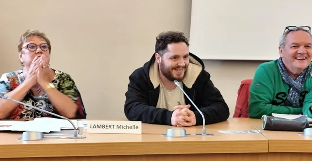 photo  martin, au centre, a été engagé par la ville en tant qu’animateur du marché couvert.  &copy;  ouest-france 
