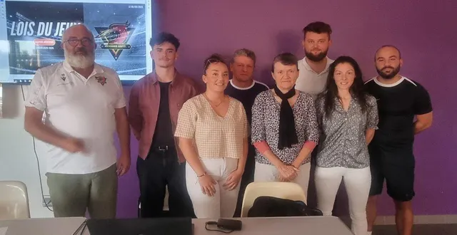 photo  les membres du bureau du club de football bessines asptt.à gauche, le président thierry grellier.  &copy;  co 