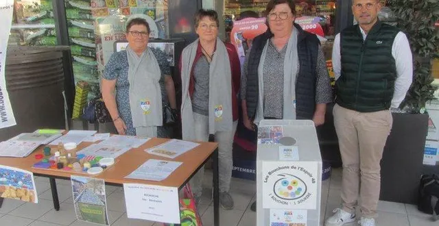 photo  de gauche à droite : liliane brignol, chantal séjourné, monique chasle, bénévoles de l’association les bouchons de l’espoir 49 et emmanuel lebouvier, responsable rh du supermarché.  &copy;  co 