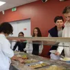 photo  les collégiens apprécient le nouveau bar à entrées qui offre du choix selon l’appétit et les envies de chacun, tout en supprimant le gaspillage. 