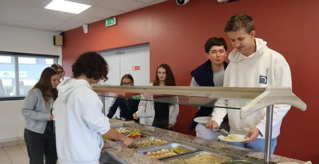 photo  les collégiens apprécient le nouveau bar à entrées qui offre du choix selon l’appétit et les envies de chacun, tout en supprimant le gaspillage.  &copy;  co 