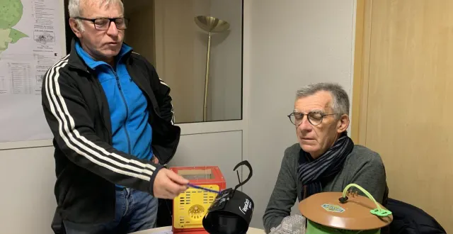 photo  luc breteau, technicien sanitaire apicole au gdsa72 (à gauche), lors d’une présentation de piège à frelons asiatiques.  &copy;  ouest-france 