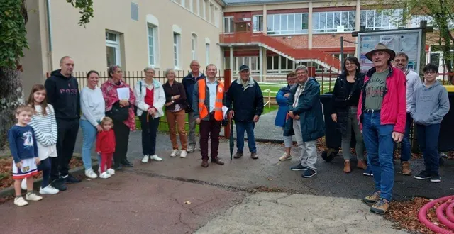 photo  le maire, sébastien gouhier (au centre), a fait visiter les nouveaux équipements.  &copy;  ouest-france. 