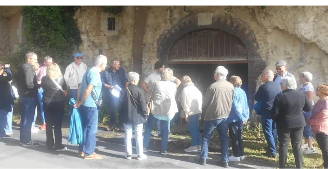 photo  une trentaine de personnes est venue visiter et écouter les histoires des caves creusées dans le tuffeau.  &copy;  ouest-france 