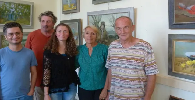 photo  cette exposition relève d’un travail collégial par les descendants de l’artiste, dont sa petite-fille, moïra (au centre), étudiante en arts.  &copy;  ouest-france 