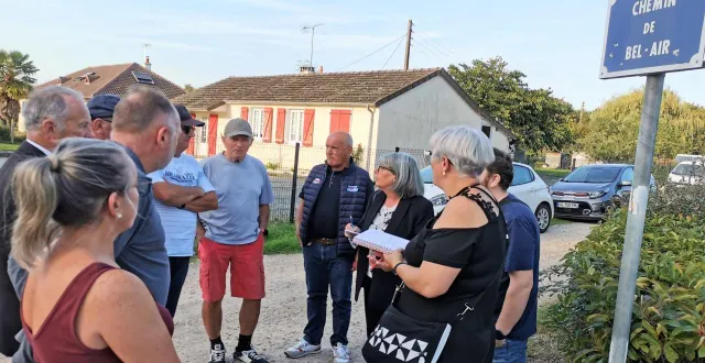 photo  la visite des élus aux habitants du quartier des loges a démarré chemin de bel-air vendredi soir.  &copy;  le maine libre. 