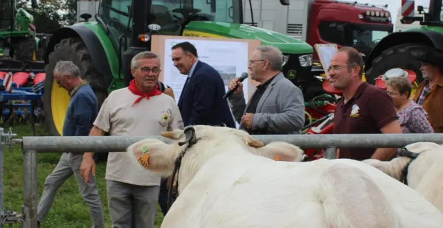 photo  pascal langevin (foulard rouge) lors de la présentation des élevages aux officiels  &copy;  le maine libre 
