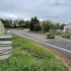 photo  l’aire d’accueil des gens du voyage à parcé, dont l’accès est fermé depuis la détérioration du local technique. 