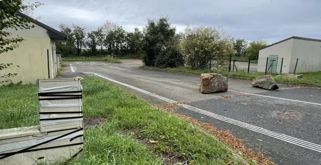 photo  l’aire d’accueil des gens du voyage à parcé, dont l’accès est fermé depuis la détérioration du local technique.  &copy;  le maine libre 