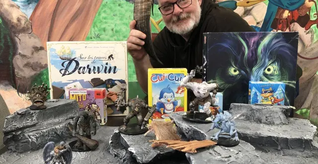 photo  xavier mateos, membre de l’association le gobelin farceur, explique tout ce qu’on peut faire au prochain festival des imaginaires ludiques.  &copy;  ouest-france 