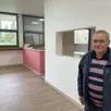 photo jean-pierre coué, adjoint au maire de louailles, dans les anciens vestiaires transformés en mam.