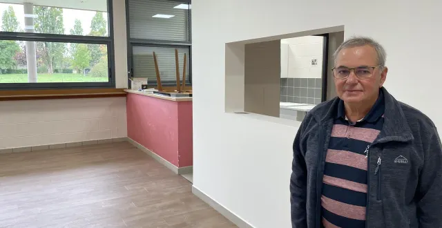 photo  jean-pierre coué, adjoint au maire de louailles, dans les anciens vestiaires transformés en mam.  &copy;  le maine libre 