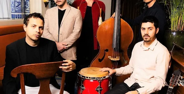 photo  issus de mondes musicaux divers, les cinq membres du groupe4 caminos explorent le répertoire cubain du xxe siècle  &copy;  léon fernandes 