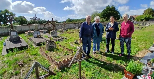 photo  au cimetière de jupilles, des symboles spécifiques marquent les tombes des libres-penseurs.  &copy;  le maine libre 