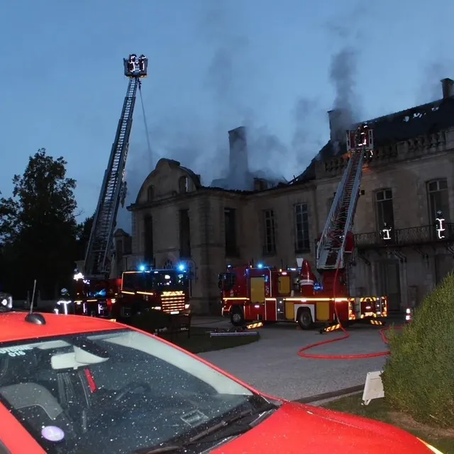 photo au lever du jour, de la fumée s’échappait encore du château de médavy.  ©  ouest-france