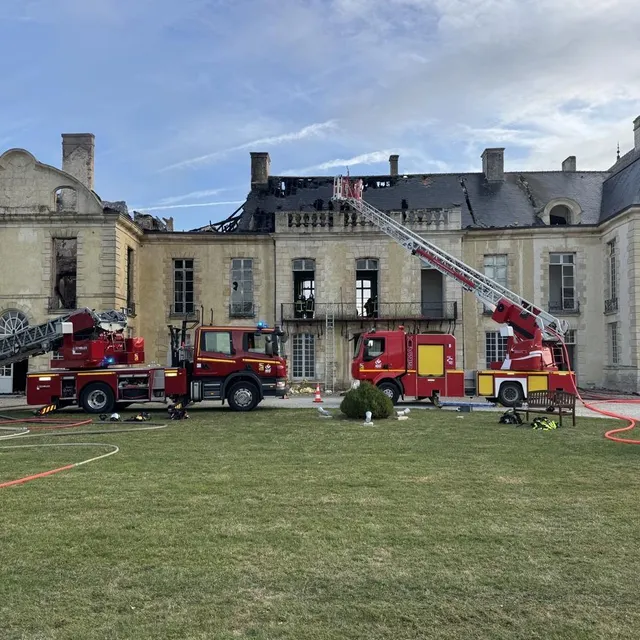 photo les opérations de dégarnissage se poursuivent au château de médavy. une trentaine de pompiers sont encore sur place, ce jeudi matin.  ©  ouest-france