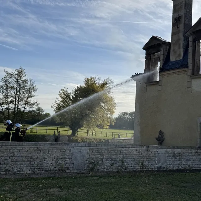 photo ce jeudi matin, les pompiers luttent toujours contre les derniers foyers de l’incendie, au château de médavy.  ©  ouest-france