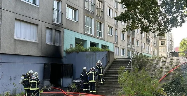 photo  la façade et les volets des logements situés au-dessus du local ont été noircis par les fumées.  &copy;  photo le maine libre 