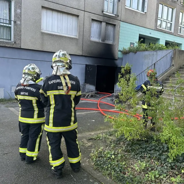 photo une vingtaine de pompiers sont intervenus pour maîtriser l’incendie.  ©  photo le maine libre