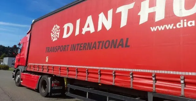 photo  le camion rouge immatriculé en roumaine est encore stationné sur un parking à l’entrée de connerré.  &copy;  photo : le maine libre 