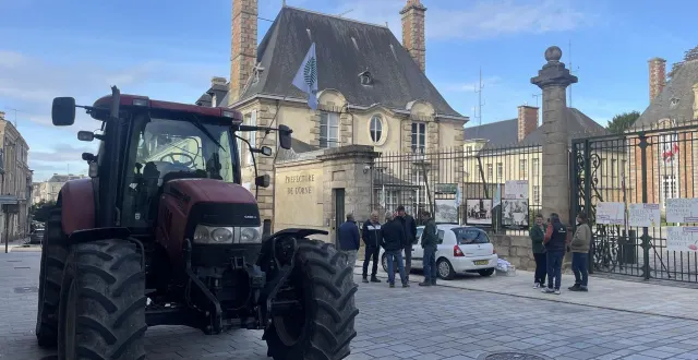 photo  devant la préfecture de l’orne, quinze agriculteurs de la fdsea manifestent contre l’accord mercosur.  &copy;  ouest-france 