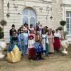 photo  quelques participants à ces deux journées se sont laissés prendre en photo devant le perron du château.    