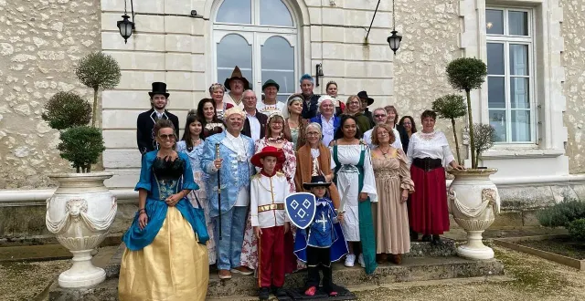photo  quelques participants à ces deux journées se sont laissés prendre en photo devant le perron du château.     &copy;  le maine libre 
