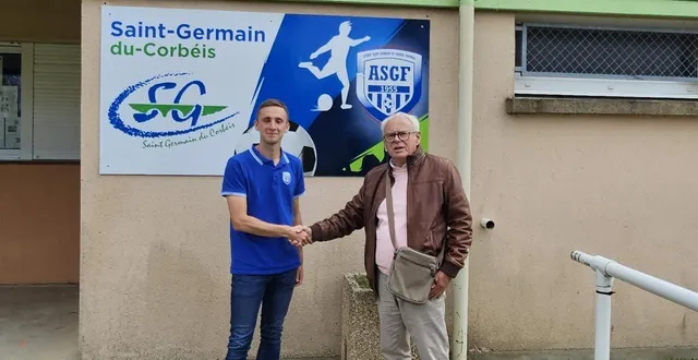 photo  luc lemaître et gérard lurçon devant le nouveau panneau de la commune.  &copy;  ouest-france 