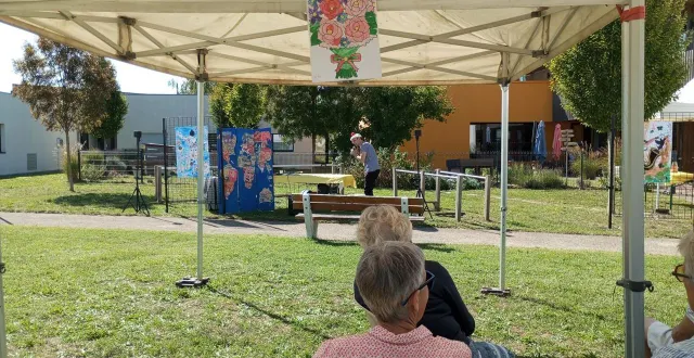 photo  longué-jumelles, jeudi 18 septembre 2025. l’artiste antoine saget a animé ce temps convivial.  &copy;  ehpad longué-jumelles 