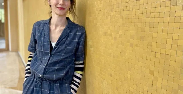 photo  angers, place molière, 23 septembre 2025. julie brie devant la mosaïque qu’elle a restaurée dans l’ancienne usine cointreau.  &copy;  co – anthony pasco 