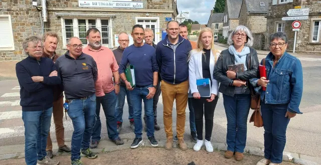 photo  lundi, lors de la réunion de chantier, les élus de la communauté de communes du pays fertois et du bocage carrougien, avec les représentants des entreprises devant le bar-restaurant à rénover.  &copy;  ouest-france 