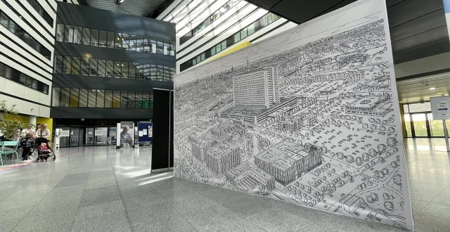 photo  la cartographie de la ville de caen, qui inclut le bâtiment du chu, réalisée par l’artiste pablo raison, est exposée dans le hall d’entrée de l’hôpital jusqu’au 15 octobre 2025.  &copy;  ouest france 