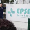 photo patrice gallias devant le nouveau logo de l’epsm