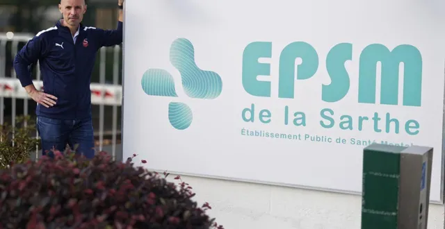 photo  patrice gallias devant le nouveau logo de l’epsm  &copy;  ouest-france 