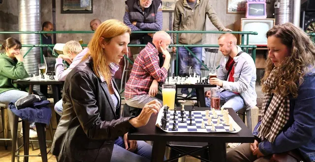 photo  les parties d’échecs se sont enchaînées, mercredi 24 septembre 2025, dans la salle à l’arrière du bar à jeux le ludobistrophile, à sablé-sur-sarthe.  &copy;  ouest-france 